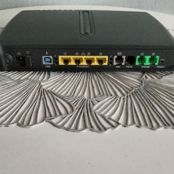 Thomson Speedtouch ST585 v6 wireless ADSL Modem router Network Desktop Equipment - Picture 2 of 3